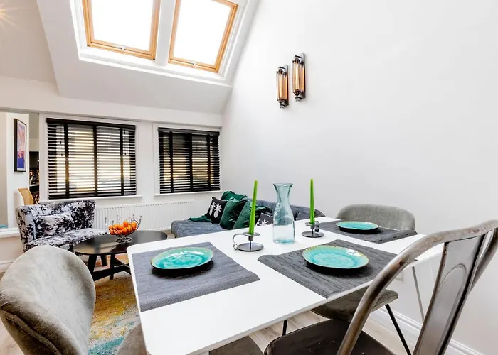 Modern 2 Bedroom Queen Street Apartment