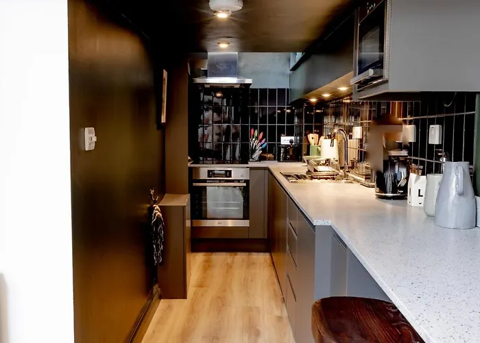 Modern 2 Bedroom Queen Street Apartment