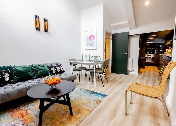 Modern 2 Bedroom Queen Street Apartment