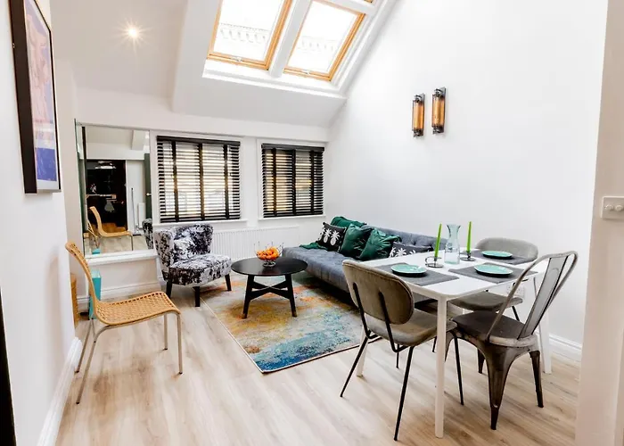 Modern 2 Bedroom Queen Street Apartment